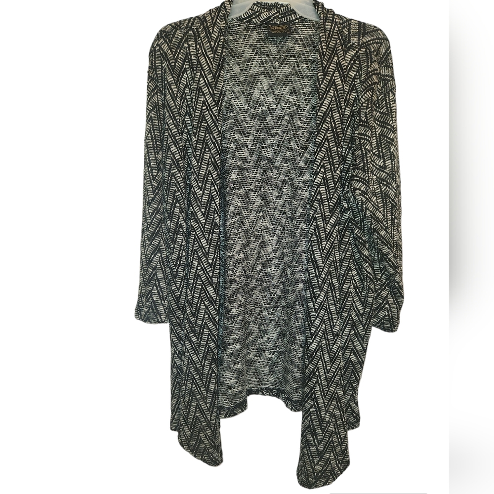Covered  Perfectly Women’s Black and white Sweater Plus Size 1x Handkerchief